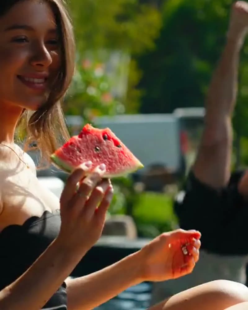 Kadr z klipu lifestyle: arbuz w słońcu