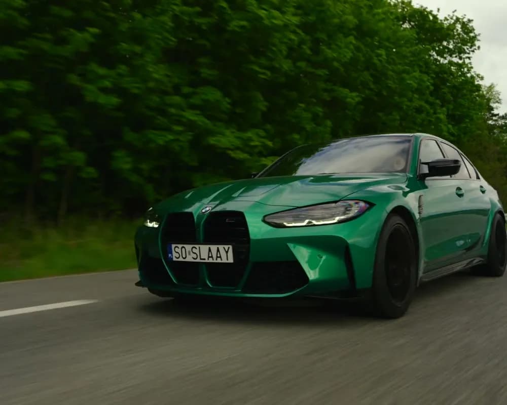 Zielone BMW M3 w jeździe