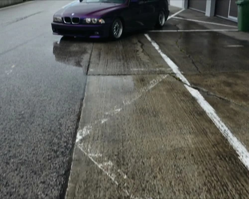 Fioletowe BMW E39 w boksie toru, Bo105